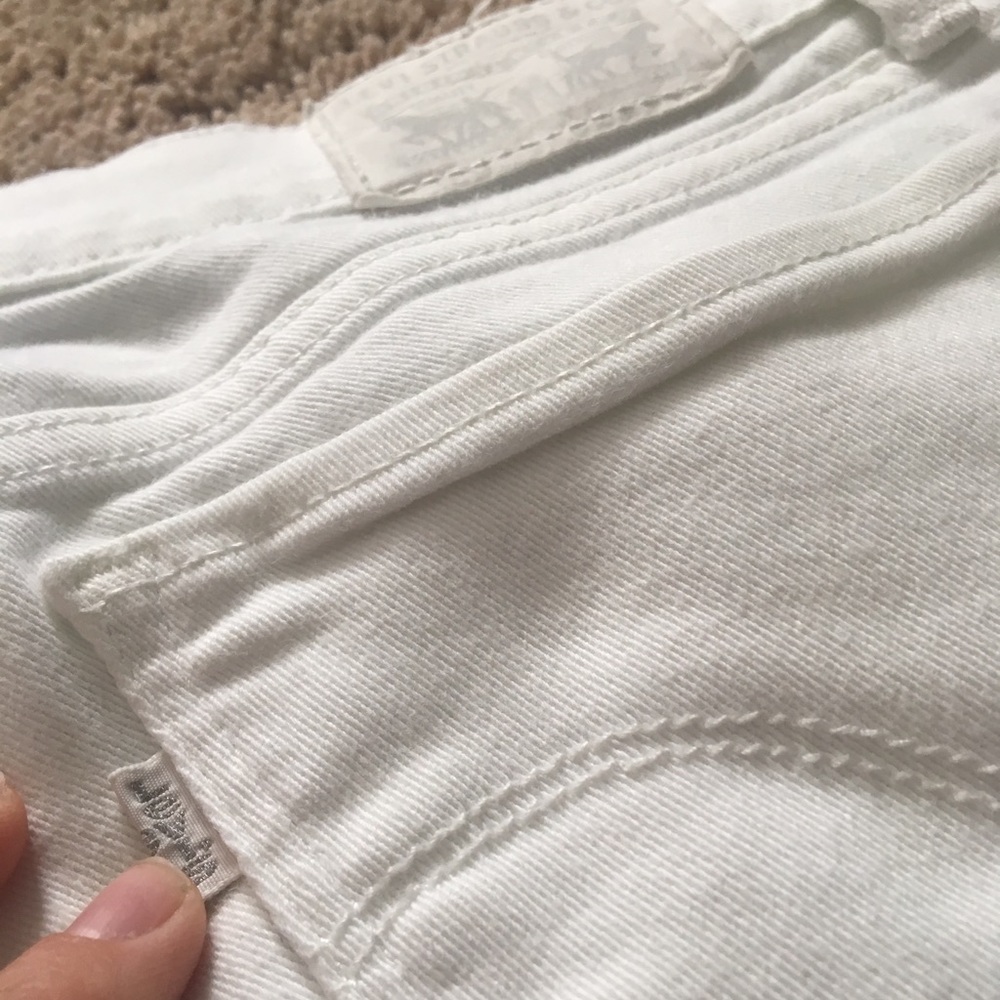 white skinny Levi’s!🌺